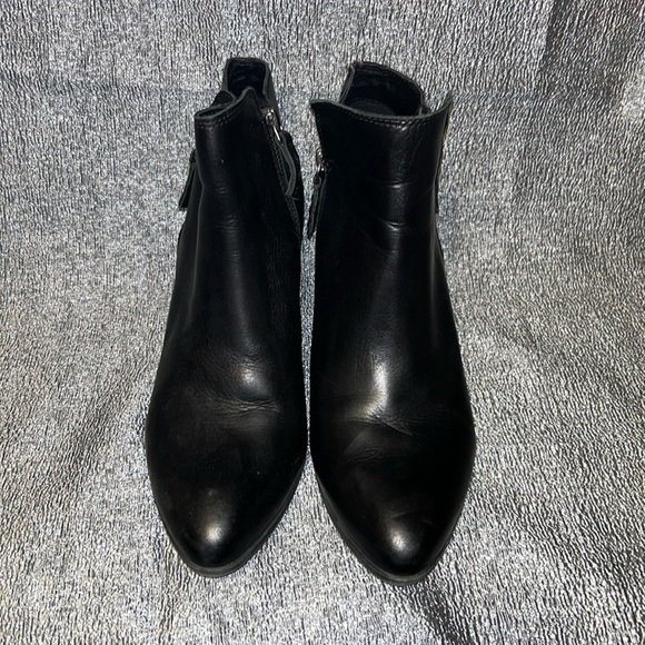 FRYE Womens Size 9 M Black Leather Zip Ankle Fashion Boots  FRYE Black Leather Heeled Booties with Zipper closure Size 9M